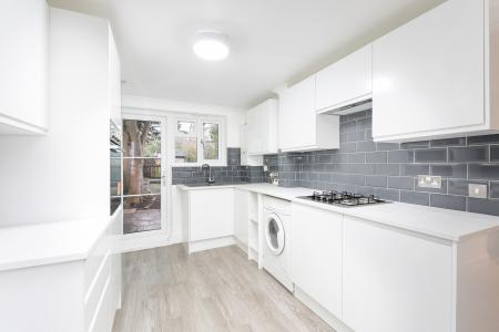 2 bedroom Flat to let in Woodstock Road, Croydon, CR0