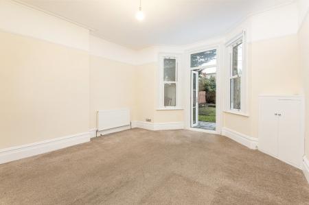 2 bedroom Flat to let in Woodstock Road, Croydon, CR0