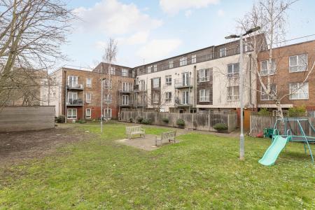 2 bedroom Flat to let in Canterbury Road, London, CR0