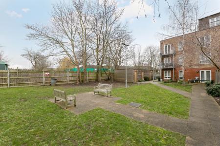2 bedroom Flat for sale in Canterbury Road, London, CR0