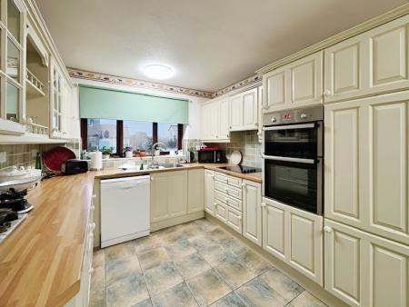 4 bedroom Detached house for sale in Birchwood Close, Warminster, BA12