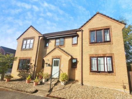 2 bedroom Flat for sale in Camellia Drive, Warminster, BA12