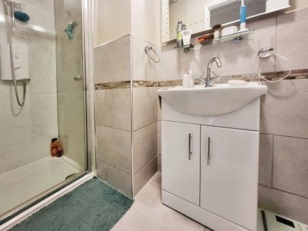 2 bedroom Flat for sale in Camellia Drive, Warminster, BA12