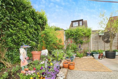 2 bedroom Flat for sale in Camellia Drive, Warminster, BA12