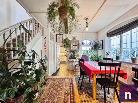 2 bedroom Character Property for sale in The Old Coach House North Row, Warminster, BA12