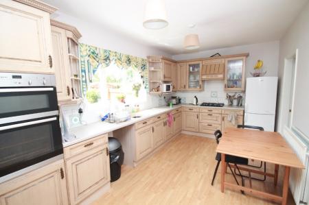 4 bedroom Detached house to let in Azalea Drive, Trowbridge, BA14