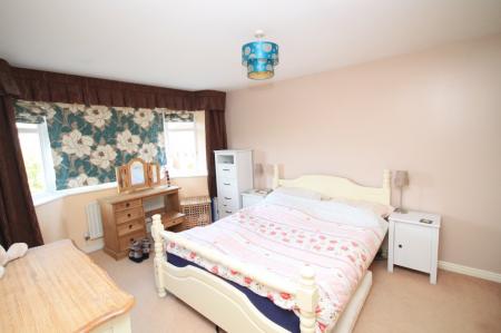 4 bedroom Detached house to let in Azalea Drive, Trowbridge, BA14