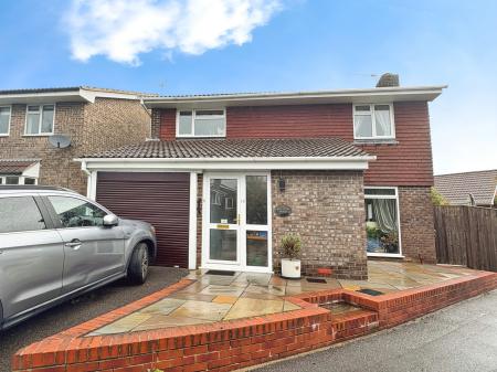 4 bedroom Detached house to let in Halfway Close, Trowbridge, BA14