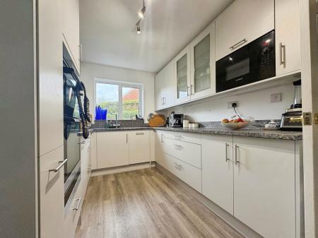 4 bedroom Detached house to let in Halfway Close, Trowbridge, BA14