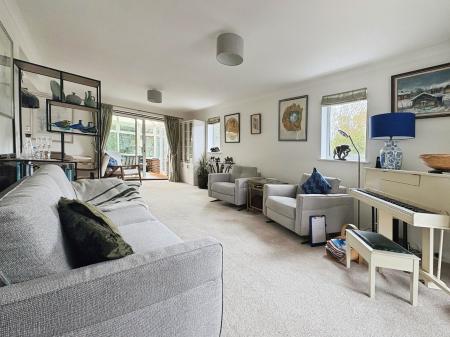 4 bedroom Detached house to let in Halfway Close, Trowbridge, BA14