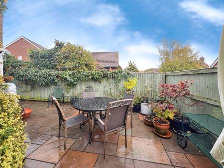 4 bedroom Detached house to let in Halfway Close, Trowbridge, BA14