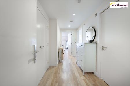 1 bedroom Flat for sale in Aldenham Road, Bushey, WD19