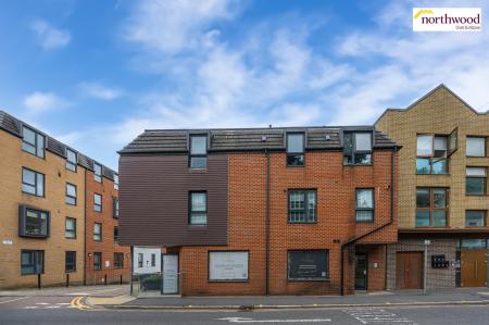 1 bedroom Flat for sale in Aldenham Road, Bushey, WD19