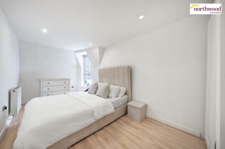 1 bedroom Flat for sale in Aldenham Road, Bushey, WD19