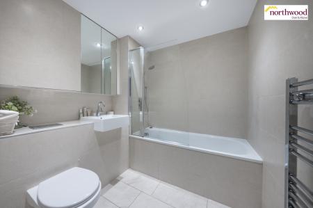 1 bedroom Flat for sale in Aldenham Road, Bushey, WD19