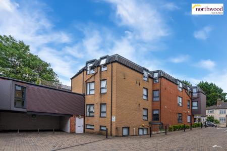 1 bedroom Flat for sale in Aldenham Road, Bushey, WD19