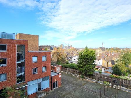 2 bedroom Flat for sale in 29 Loates Lane, Watford, WD17
