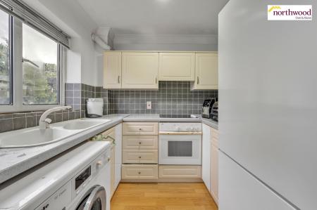 1 bedroom Flat for sale in Crown Rise, Garston, Watford, WD25