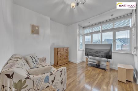 1 bedroom Flat for sale in Durban Road, Watford, WD18