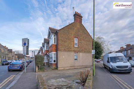 1 bedroom Flat for sale in Durban Road, Watford, WD18