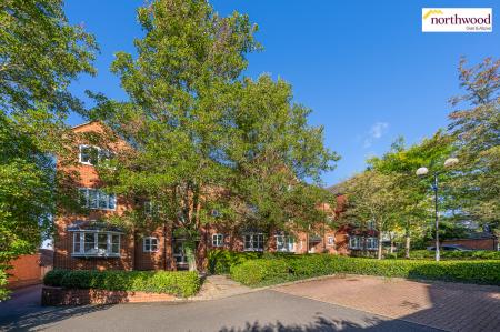2 bedroom Flat for sale in Swan Close, Rickmansworth, WD3
