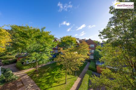 2 bedroom Flat for sale in Swan Close, Rickmansworth, WD3