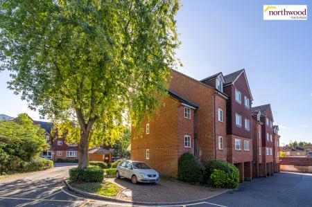 2 bedroom Flat for sale in Swan Close, Rickmansworth, WD3