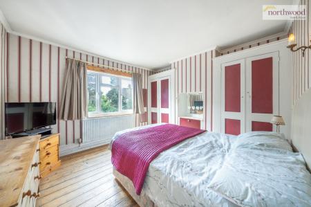 3 bedroom Semi-detached house for sale in Water Lane, Watford, WD17