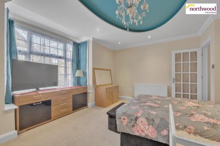 4 bedroom Detached house for sale in Bendysh Road, Bushey, WD23