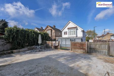 4 bedroom Detached house for sale in Bendysh Road, Bushey, WD23