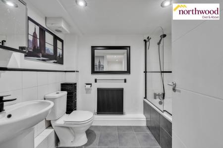 1 bedroom Flat for sale in Gammons Lane, Watford, WD24