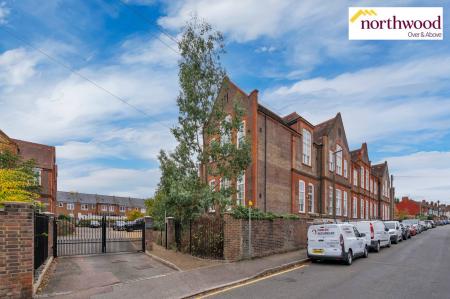 1 bedroom Flat for sale in Gammons Lane, Watford, WD24