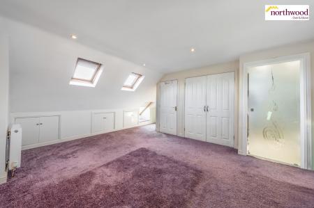 5 bedroom Semi-detached house for sale in Garston Lane, Watford, WD25