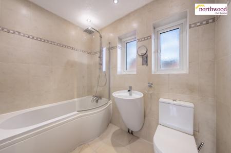 5 bedroom Semi-detached house for sale in Garston Lane, Watford, WD25