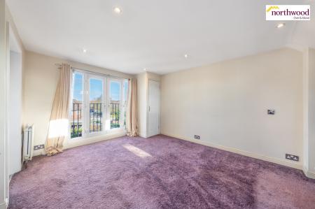 5 bedroom Semi-detached house for sale in Garston Lane, Watford, WD25