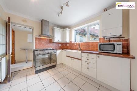 5 bedroom Semi-detached house for sale in Garston Lane, Watford, WD25
