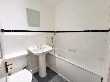 2 bedroom Flat to let in Eastbury Road, Oxhey, Watford, WD19