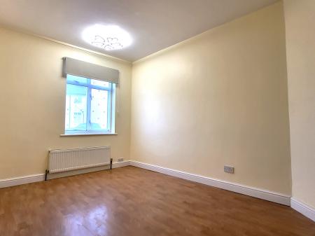 3 bedroom Flat to let in West End Road, Ruislip, HA4