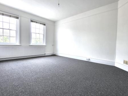 3 bedroom Flat to let in Watling Street, Radlett, WD7