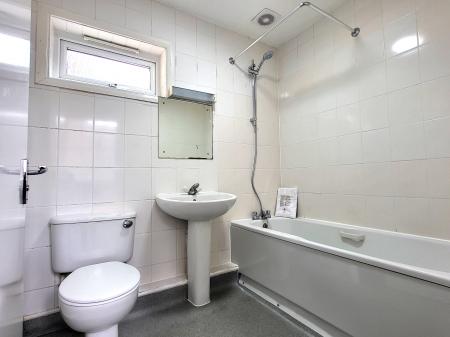 3 bedroom Flat to let in Watling Street, Radlett, WD7
