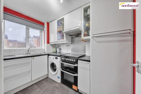 2 bedroom Flat for sale in Pioneer Way, Watford, WD18