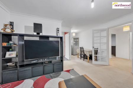 2 bedroom Flat for sale in Pioneer Way, Watford, WD18