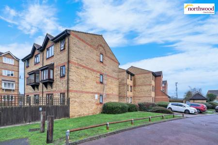 2 bedroom Flat for sale in Pioneer Way, Watford, WD18