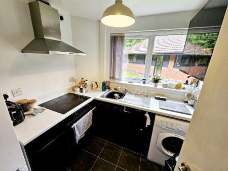 2 bedroom Flat to let in Hamnett Court, Birchwood, WA3
