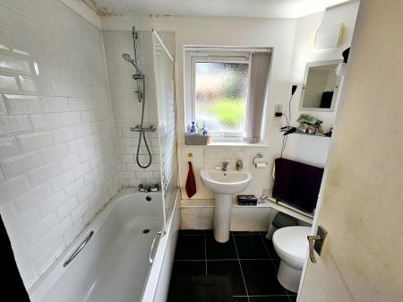 2 bedroom Flat to let in Hamnett Court, Birchwood, WA3