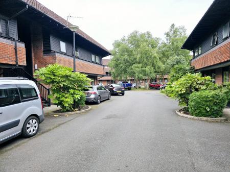 2 bedroom Flat to let in Hamnett Court, Birchwood, WA3