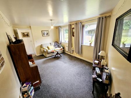 2 bedroom Flat to let in Hamnett Court, Birchwood, WA3