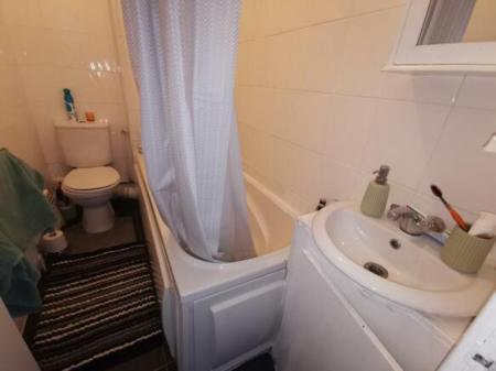 2 bedroom Flat for sale in Deleval Road, Forest Hall, Newcastle upon Tyne, NE12