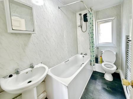 2 bedroom Flat for sale in Lutterworth Road, Longbenton, Newcastle upon Tyne, NE12