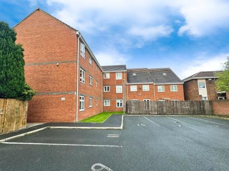 2 bedroom Flat for sale in Oxford Close, Longbenton, Newcastle upon Tyne, NE12